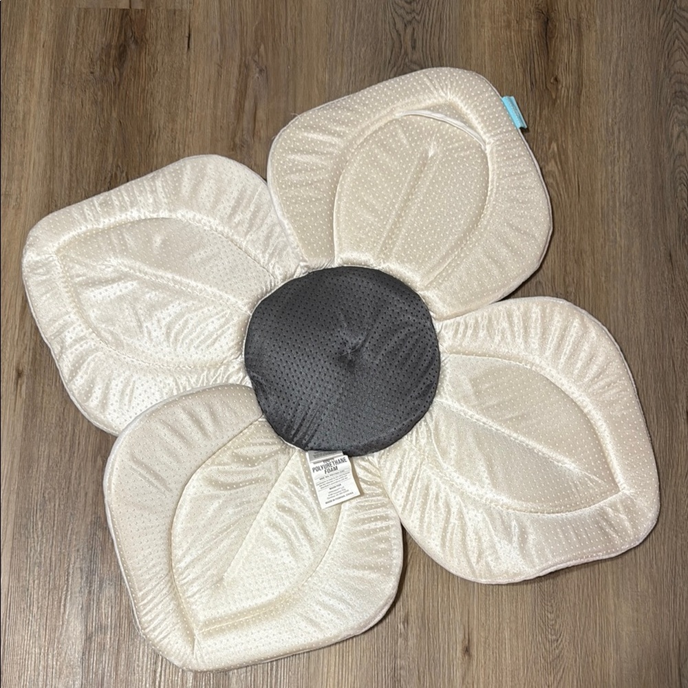 Blooming Bath Gray and White Plush Bath Mat with Flower Design LIKE NEW - Picture 3 of 4